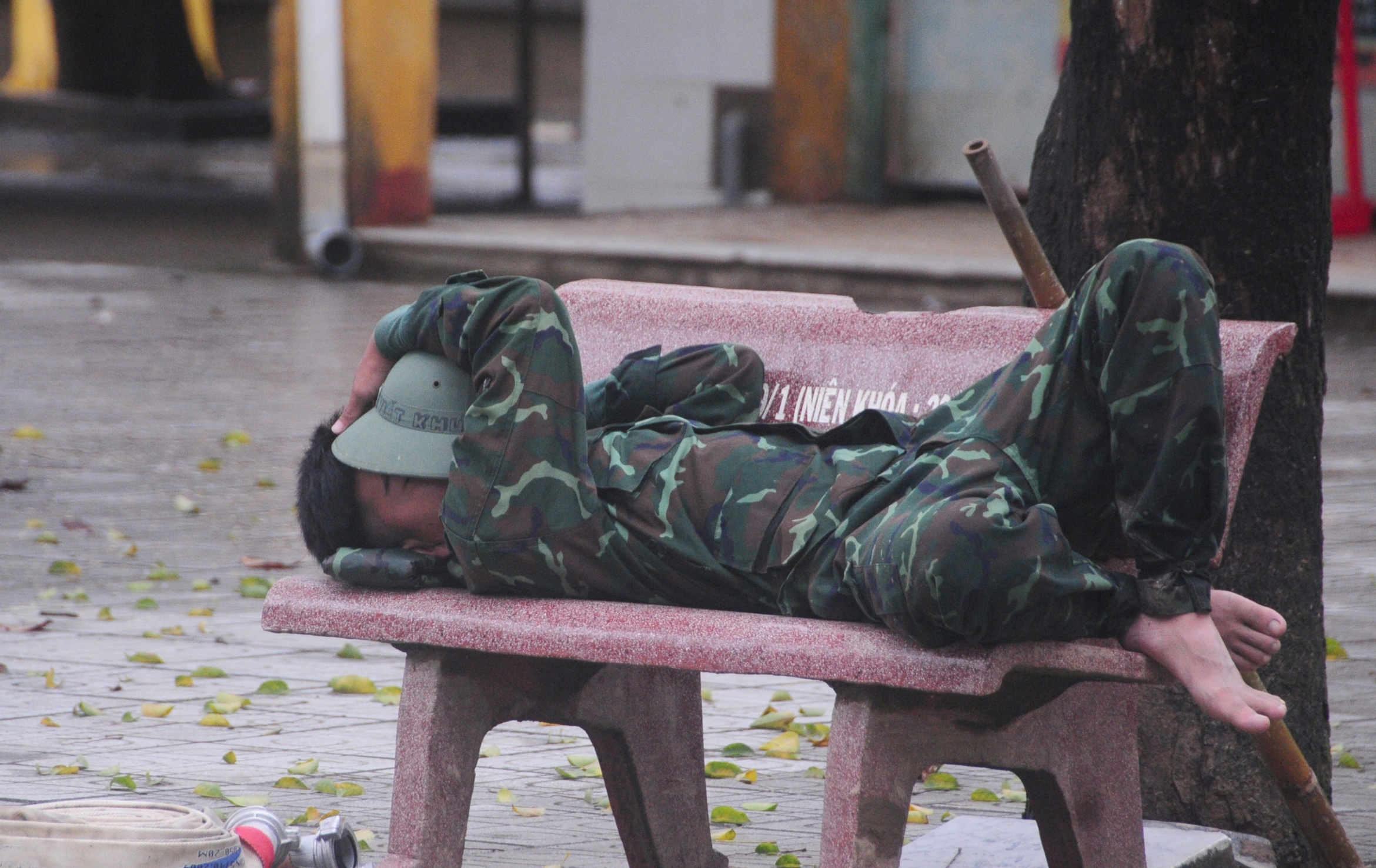 部队涉水帮助民众清理洪水后的淤泥,不麻烦哪怕一瓶水、一盒饭